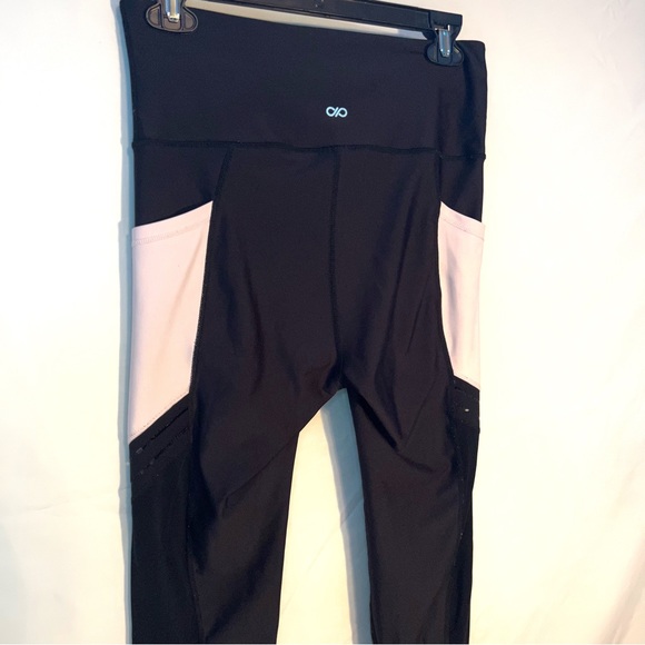 High Waisted Black Leggings w/ light pink pockets Size Medium - Picture 3 of 10